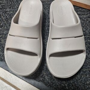 OOFOS Light Beige Slide Sandals